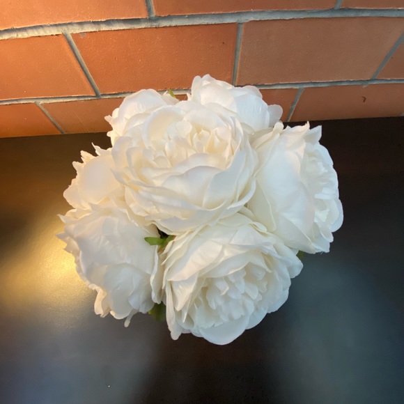 W: 7in L: 12in white roses with green leaves in long white pot - Picture 4 of 4